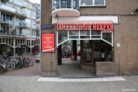 スレンダーなオランダのブロンドのノア・リヴィアは、ホテルの部屋で彼女の膣にペニスを詰め込まれます