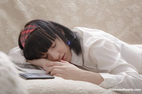 黑髮美女 Serena C 在三人行中被雙重插入