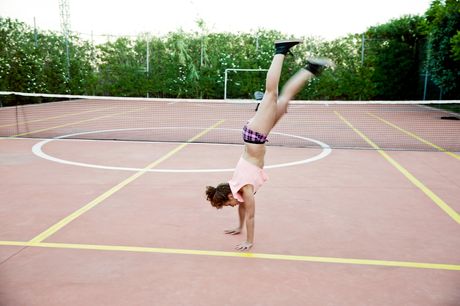 かわいいテニス選手のバニーベイビーがコーチに服を脱がされて犯される