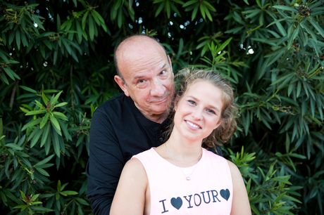 かわいいテニス選手のバニーベイビーがコーチに服を脱がされて犯される