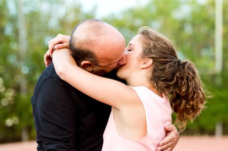 かわいいテニス選手のバニーベイビーがコーチに服を脱がされて犯される