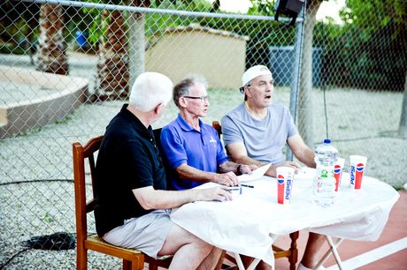 かわいいテニス選手のバニーベイビーがコーチに服を脱がされて犯される