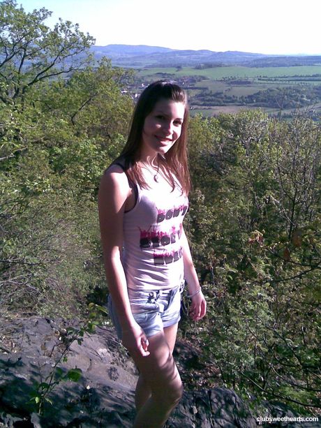 ティーンモデルのリリーが黒いコートとジーンズ姿で裸になる