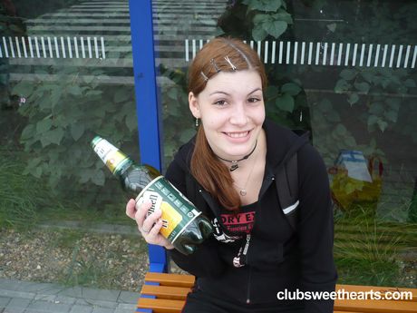 ティーンモデルのリリーが黒いコートとジーンズ姿で裸になる