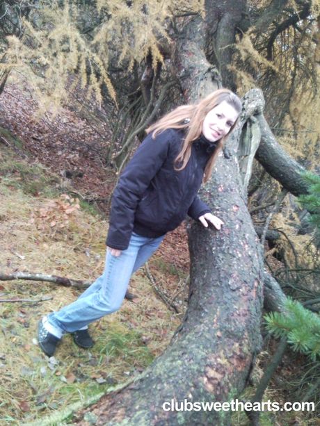 ティーンモデルのリリーが黒いコートとジーンズ姿で裸になる