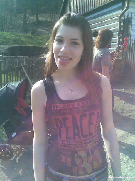 ティーンモデルのリリーが黒いコートとジーンズ姿で裸になる