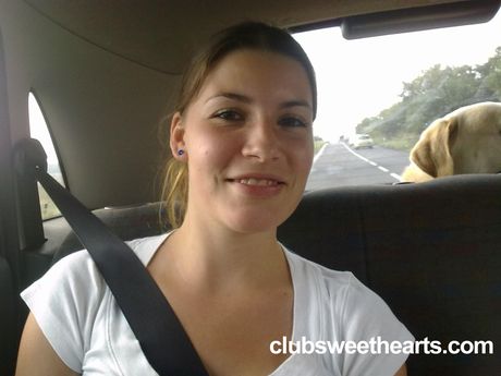 ティーンモデルのリリーが黒いコートとジーンズ姿で裸になる