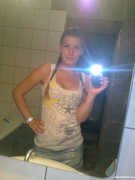 Teenagemodel Lilly klæder sig ud i en sort frakke og et par jeans