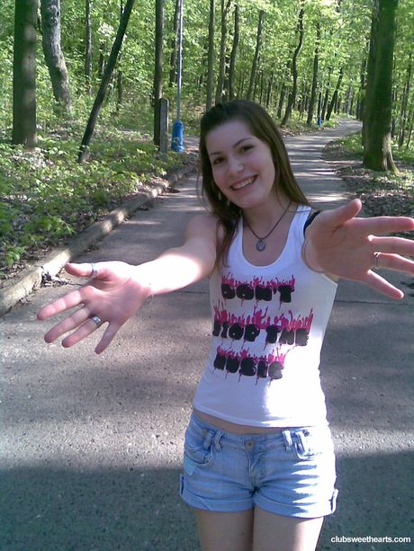 ティーンモデルのリリーが黒いコートとジーンズ姿で裸になる