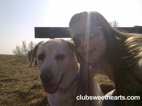 ティーンモデルのリリーが黒いコートとジーンズ姿で裸になる