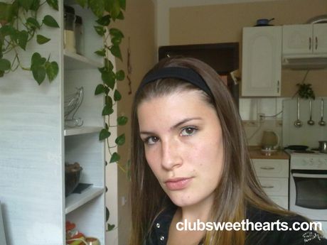 ティーンモデルのリリーが黒いコートとジーンズ姿で裸になる