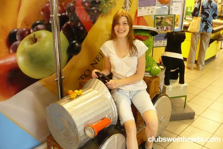 ティーンモデルのリリーが黒いコートとジーンズ姿で裸になる