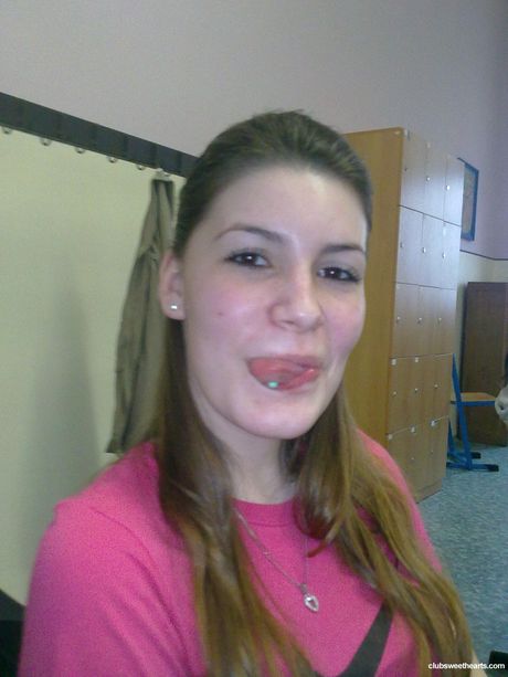 ティーンモデルのリリーが黒いコートとジーンズ姿で裸になる