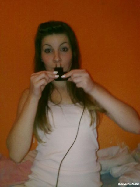 ティーンモデルのリリーが黒いコートとジーンズ姿で裸になる