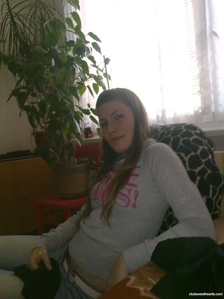 ティーンモデルのリリーが黒いコートとジーンズ姿で裸になる