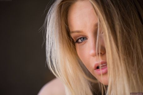 Lyshårede lesbiske Niki Lee Young og Staci Carr fingrer hinanden