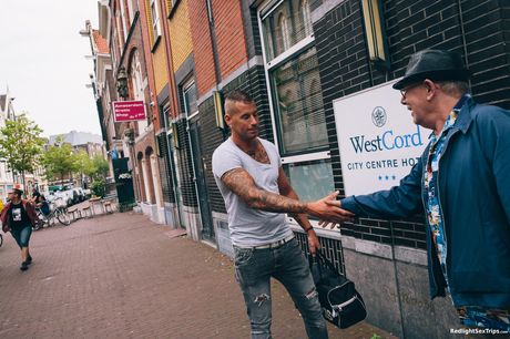 ベイビー・アイビー・パッションは野外で口にチンコを詰め込まれる