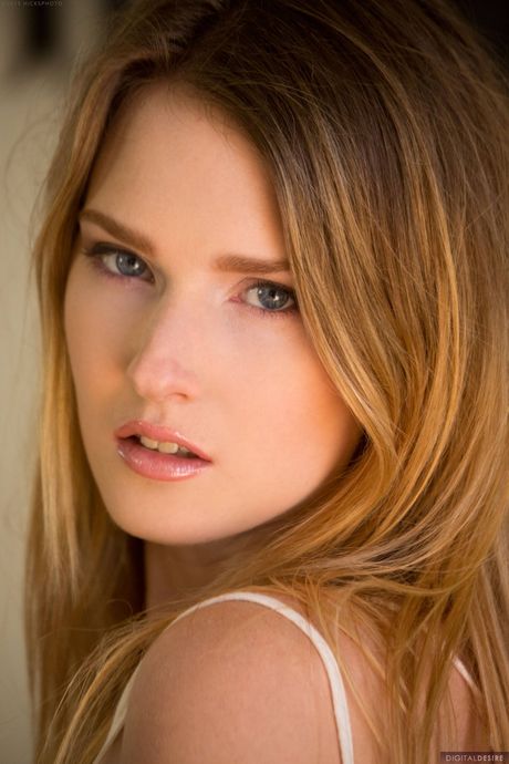 金髮碧眼的美國封面女郎 Ashley Lane 露出了她巨大的乳房，並揭開了她完全裸體的面紗