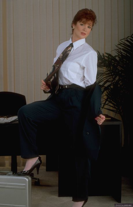 紅髮護士茱莉亞·海耶斯脫下白色絲襪擺姿勢