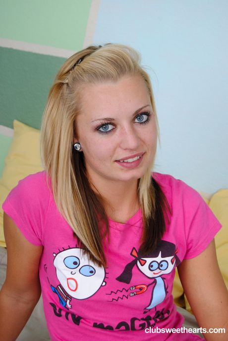 Næppe lovlig blondine Paris Love viser sine teenage bryster og skaldede fisse