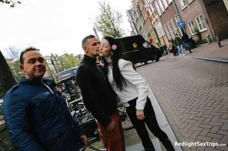 ホットなオランダの美女ラリッサ・ホワイトが車の中でマンコを舐められ、ディックをされる