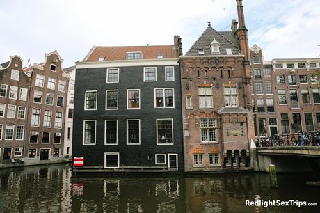 ホットなオランダの美女ラリッサ・ホワイトが車の中でマンコを舐められ、ディックをされる