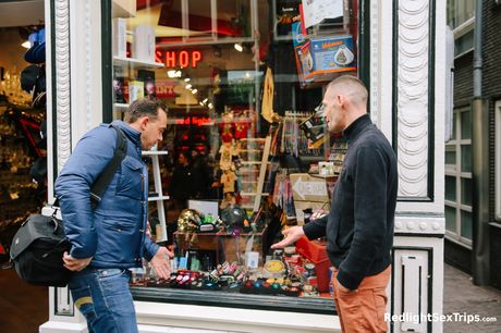 ホットなオランダの美女ラリッサ・ホワイトが車の中でマンコを舐められ、ディックをされる