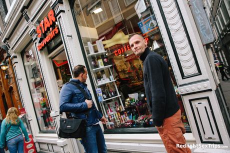 ホットなオランダの美女ラリッサ・ホワイトが車の中でマンコを舐められ、ディックをされる