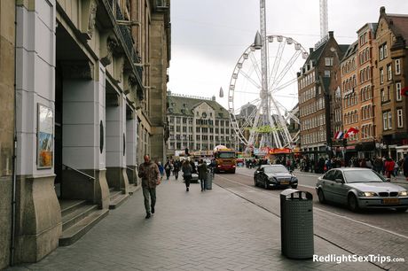 ホットなオランダの美女ラリッサ・ホワイトが車の中でマンコを舐められ、ディックをされる