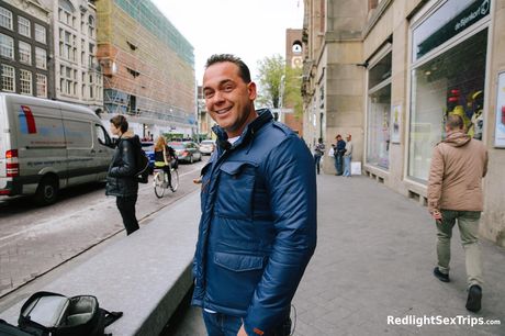 ホットなオランダの美女ラリッサ・ホワイトが車の中でマンコを舐められ、ディックをされる