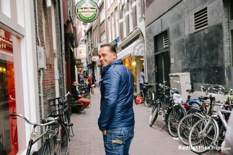 ホットなオランダの美女ラリッサ・ホワイトが車の中でマンコを舐められ、ディックをされる