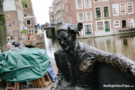 ホットなオランダの美女ラリッサ・ホワイトが車の中でマンコを舐められ、ディックをされる