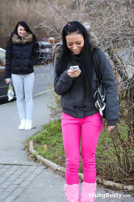 Lesbisk teenager Lucy Li får sin fisse slikket udendørs af sin kæreste