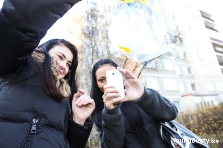 Lesbisk teenager Lucy Li får sin fisse slikket udendørs af sin kæreste