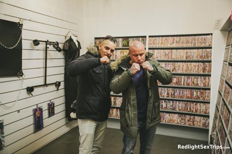 素晴らしいオランダのブルネットChervana Chiantiはベッドの上で彼女の猫を舐められ、チンポを犯される