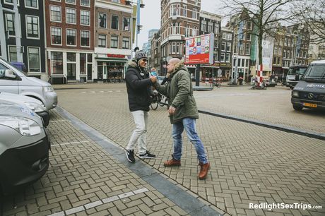 素晴らしいオランダのブルネットChervana Chiantiはベッドの上で彼女の猫を舐められ、チンポを犯される