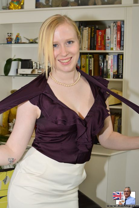 金髮女郎 Satine Spark 脫光衣服，只剩下絲襪，在律師事務所被幹