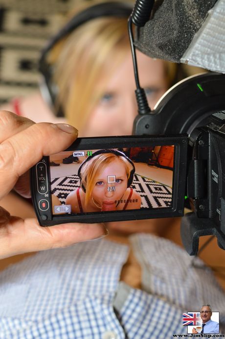 金髪のサティーン・スパークがストッキング姿になって法律事務所で犯される