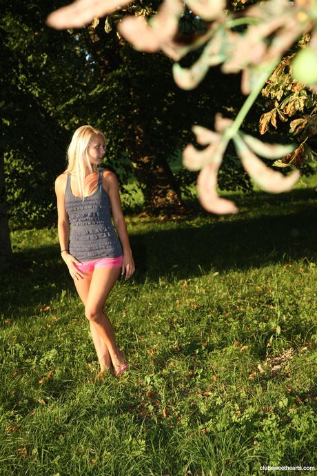 Slank tjekkisk blond teenager Sabrina bliver nøgen i en offentlig park før en fingerfuck