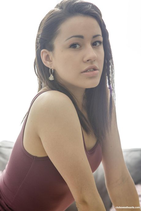 苗條的俄羅斯封面女郎 Gabi 的緊緻陰部和火熱臀部被狠狠地操了