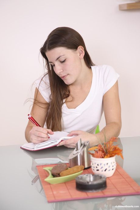 魅力的なチェコのティーンリリーは完全に裸になった後、濡れた猫をこすります