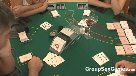 一流的匈牙利金髮女郎 Yasmine Gold 和紅發女郎 Lily 在三人組中被幹屁股