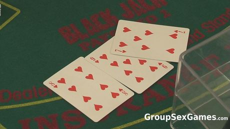 一流的匈牙利金髮女郎 Yasmine Gold 和紅發女郎 Lily 在三人組中被幹屁股