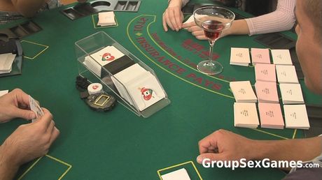 一流的匈牙利金髮女郎 Yasmine Gold 和紅發女郎 Lily 在三人組中被幹屁股