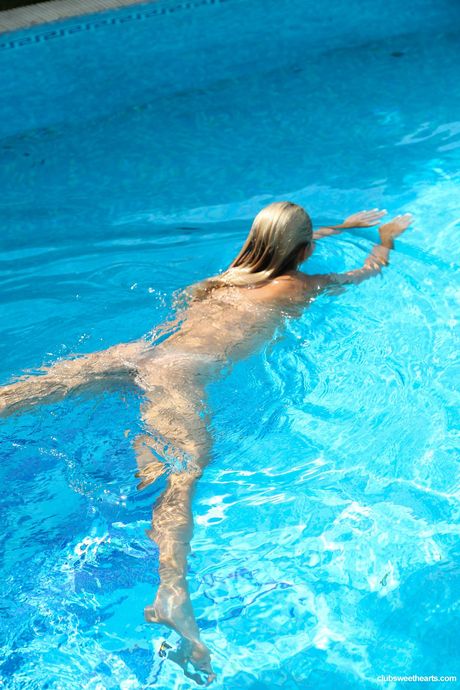 Blond ungarsk teenager Christen Courtney stripper og onanerer i en pool