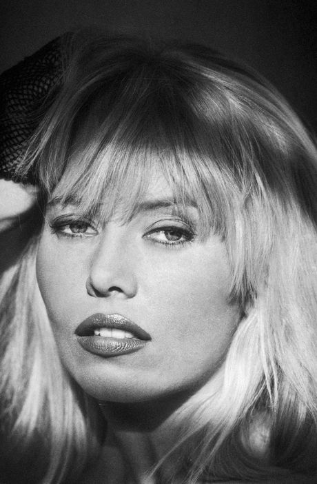 夢幻般的黑髮美女琳達約翰森 (Linda Johansen) 展示了她令人驚嘆的乳房，並在獨奏中擺出各種姿勢