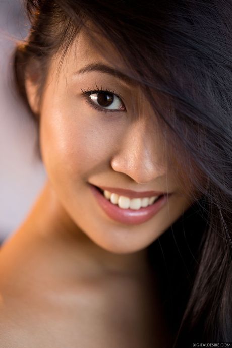 見事なアジアのベイビー、シャロン・リーがソロで彼女の大きなおっぱいとお尻を披露