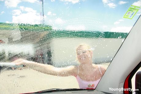 Stunning ukrainian teen Ellis gets a pussy licking and a dick ride in a hot threesome