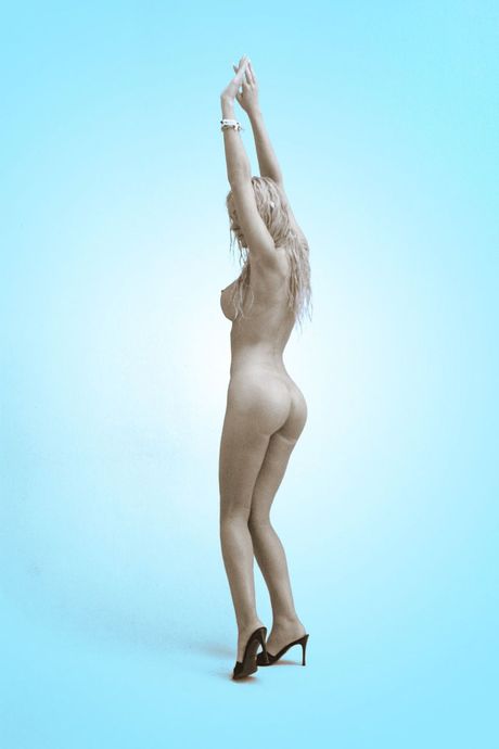 Lyshåret amerikansk legekammerat Katie Lohmann viser sine store bryster og viser sin nøgenhed