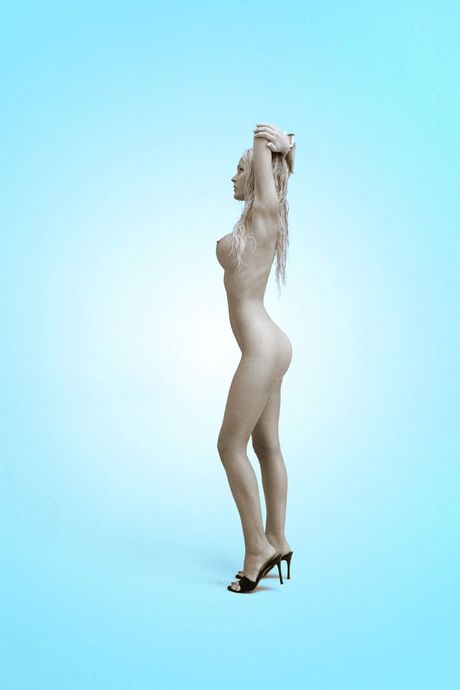 Lyshåret amerikansk legekammerat Katie Lohmann viser sine store bryster og viser sin nøgenhed